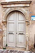 Retimo, citt vecchia, portale in stile Veneziano. 